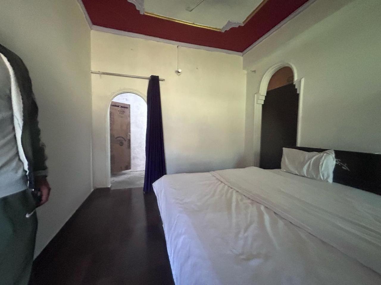 Saloni Luxury & Hotel
